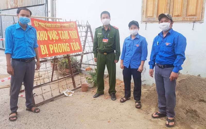 Đoàn viên thanh niên trực chốt một điểm tạm thời phong tỏa tại phường Phước Mỹ, TP Phan Rang - Tháp Chàm, tỉnh Ninh Thuận.