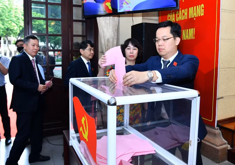 Các đại biểu bỏ phiếu bầu Ban Chấp hành Đảng bộ Khối các cơ quan thành phố Hà Nội, nhiệm kỳ 2020 - 2025.