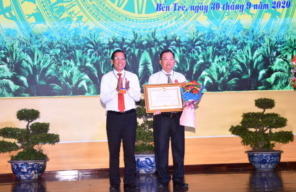 Bí thư Đảng ủy xã Bình Thành, huyện Giồng Trôm (Bến Tre) Đào Văn Hội nhận Huân chương Lao động hạng ba.