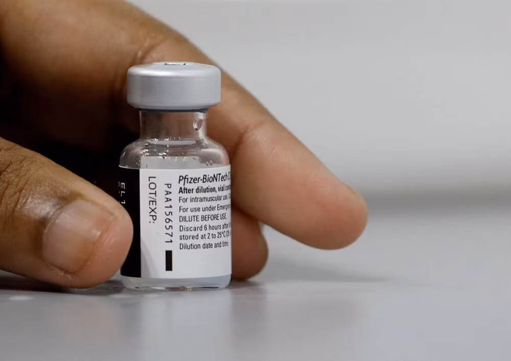 Lọ vaccine ngừa Covid-19 của Pfizer. Ảnh: Reuters.
