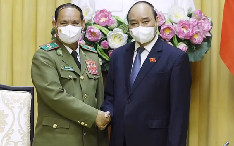 Chủ tịch nước Nguyễn Xuân Phúc tiếp Bộ trưởng Công an Lào Vilay Lakhamphong. (Ảnh: Thống Nhất/TTXVN)