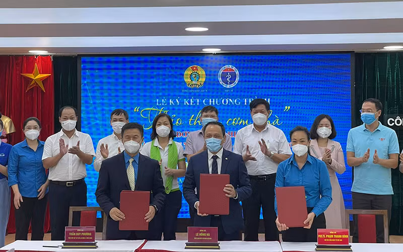 Ký kết chương trình "Thảo thơm cơm nhà". (Ảnh: Bộ Y tế)