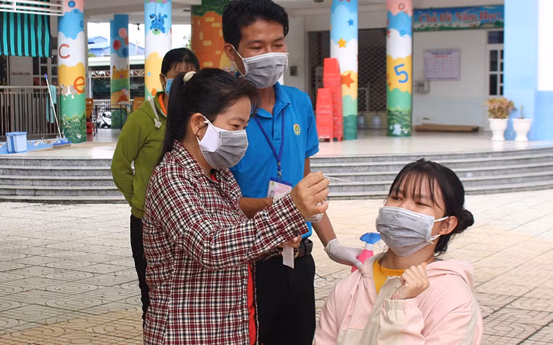 Hướng dẫn test nhanh Covid-19 miễn phí cho các tổ Covid cộng đồng ở các khu nhà trọ tại Bình Dương vào tháng 9/2021.