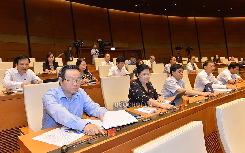 Đại biểu Quốc hội bấm nút biểu quyết thông qua hai luật, chiều 16-6. Ảnh: Quochoi.vn