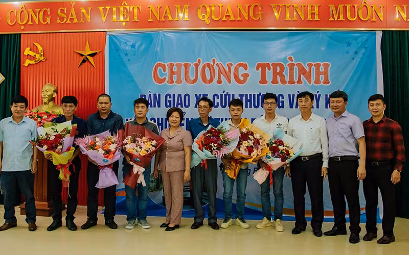 Trao tặng xe cứu thương cho ông Đặng Quang Thông và Hội Bảo trợ bệnh nhân nghèo Quảng Bình.