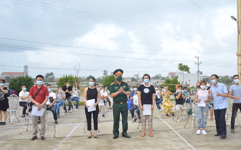 Bàn giao các công dân hoàn thành cách ly tập trung Nam Định.