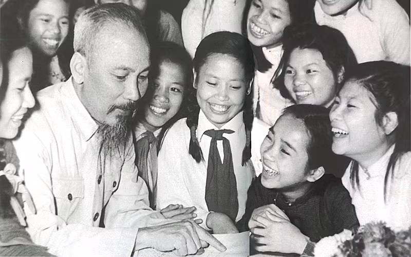 Sinh thời, Bác Hồ luôn dành tình cảm đặc biệt cho thiếu niên, nhi đồng. (Ảnh tư liệu)