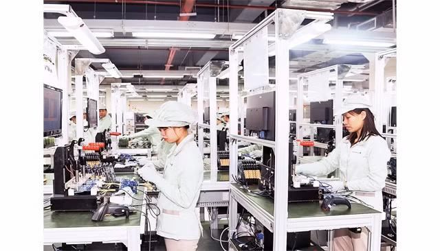 Sản xuất thiết bị viễn thông công nghệ cao tại Công ty CP Công nghệ Công nghiệp Bưu chính Viễn thông (VNPT Technology) ở Khu công nghệ cao Hòa Lạc (Hà Nội). Ảnh: THANH HẢI