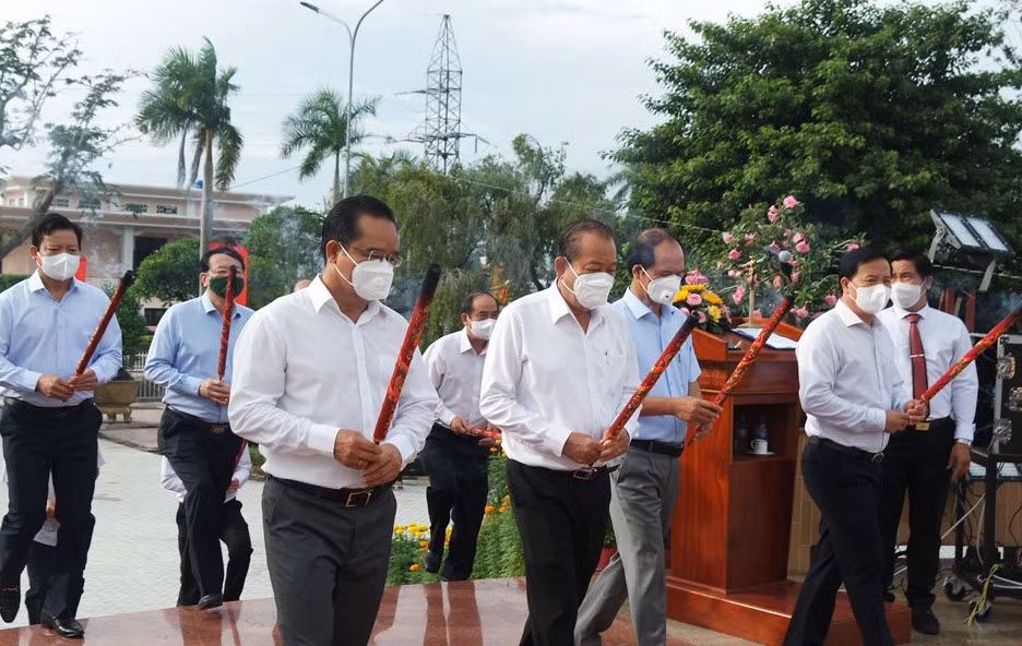 Phó Thủ tướng Trương Hòa Bình cùng các đại biểu Trung ương và địa phương dâng hoa, thắp hương các anh hùng, liệt sĩ tại Nghĩa trang liệt sĩ tỉnh Long An.