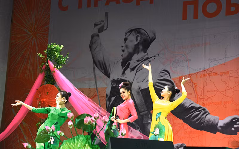 Tiết mục biểu diễn “Sen” của nghệ sĩ Hoàng Hồng Ngọc nhận được sự cổ vũ nhiệt tình của khán giả tại Liên hoan văn hóa các dân tộc “Tình bạn không biên giới”. Ảnh: TRỌNG HẢI/Báo QĐND