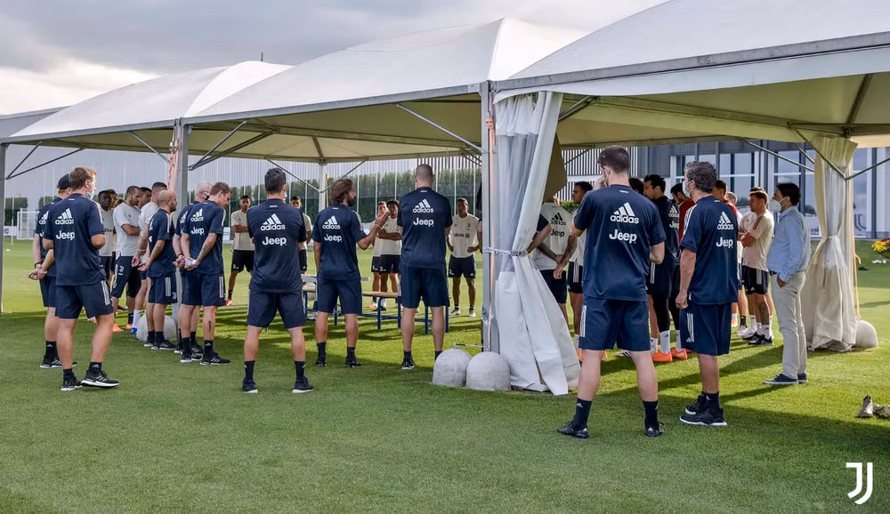 HLV Pirlo trong buổi tập đầu tiên tại Juventus -0