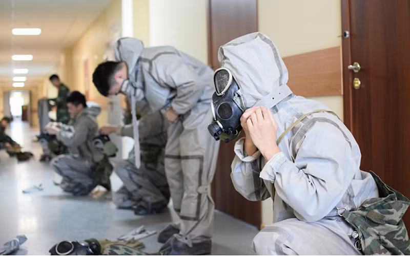 Các tuyển thủ của Đội tuyển Cứu hộ cứu nạn đeo khí tài phòng độc trước khi tiếp cận khu vực xảy ra thảm họa. Ảnh: TUẤN VĂN