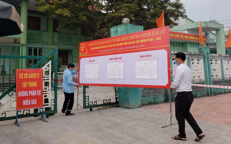 Đưa Bảng niêm yết vào khu cách ly xã Hòa Phong.