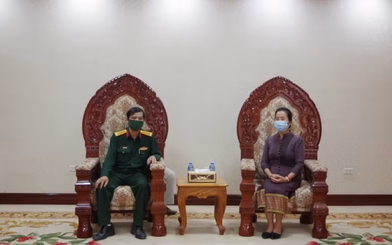 Chủ nhiệm Ủy ban Văn hóa - Xã hội, Quốc hội Lào Thummali Vongphachan (phải) cảm ơn Binh đoàn 11 đã hỗ trợ khẩu trang chống Covid-19, chiều 13-5. (Ảnh: Binh đoàn 11 cung cấp)