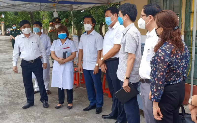 Ban chỉ đạo Quốc gia phòng, chống dịch Covid-19 kiểm tra khu cách ly tập trung huyện Kiến Xương, nơi đang thu dung 83 trường hợp F1 trên địa bàn.