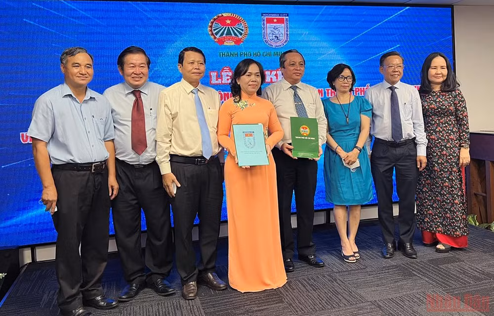 Ký kết Chương trình phối hợp thực hiện công tác đối ngoại nhân dân và hội nhập quốc tế giai đoạn 2022- 2025. (Ảnh: CAO TÂN)