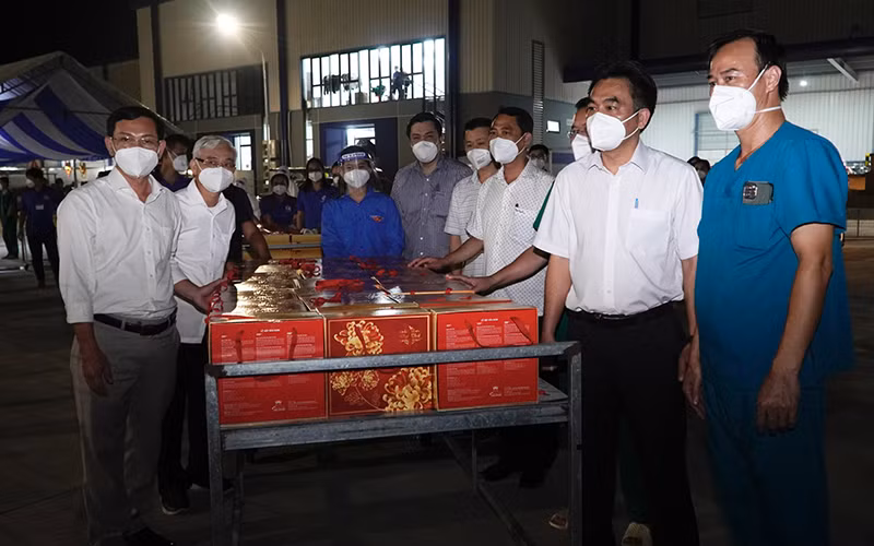 Tổ chức chương trình tặng quà Tết Trung thu cho các cháu thiếu nhi tại Khu điều trị bệnh nhân Covid-19 Thới Hòa.