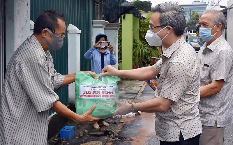 Bí thư Thành ủy Bà Rịa Đặng Minh Thông trao “túi an sinh” cho gia đình chính sách trên địa bàn thành phố.