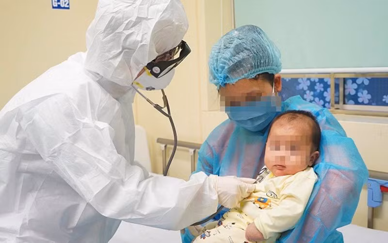 Chăm sóc trẻ em mắc Covid-19 cần chú ý tới chế độ dinh dưỡng đặc biệt. (Ảnh: Bộ Y tế)