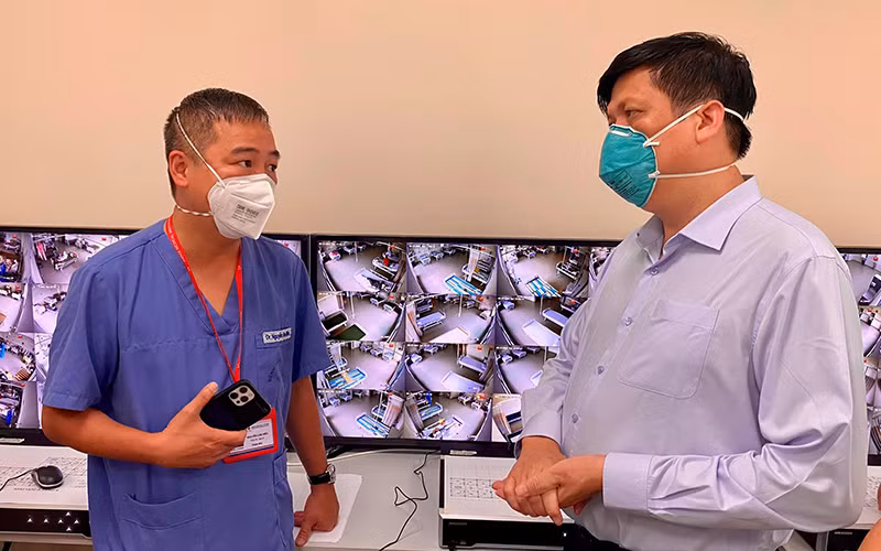 PGS, TS Nguyễn Lân Hiếu báo cáo Bộ trưởng Y tế Nguyễn Thanh Long về công tác điều trị. 