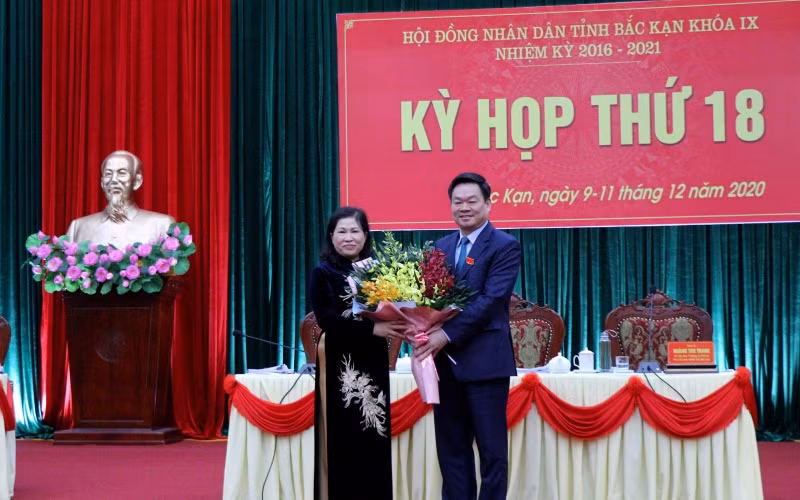 Đồng chí Hoàng Duy Chinh, Bí thư Tỉnh ủy tặng hoa chúc mừng tân Chủ tịch HĐND tỉnh Bắc Kạn Phương Thị Thanh. 