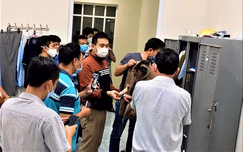 Lưc lượng Công an khám xét nơi làm việc của các đối tượng Huỳnh Văn Đại và Nguyễn Đình Nghinh.