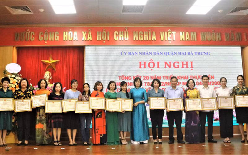 Đại diện Ủy ban nhân dân quận Hai Bà Trưng khen thưởng các tập thể, cá nhân. (Ảnh: Ngọc Anh)