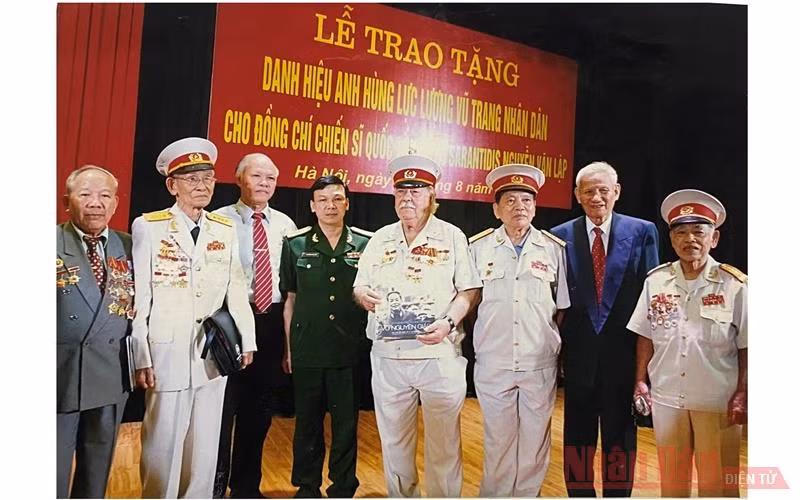 Đồng chí Kostas Sarantidis Nguyễn Văn Lập (thứ tư, từ bên phải) cùng nhà báo Đặng Minh Phương (thứ hai, từ bên phải) và đồng đội, bạn bè trong ngày nhận danh hiệu Anh hùng Lực lượng vũ trang nhân dân Việt Nam.
