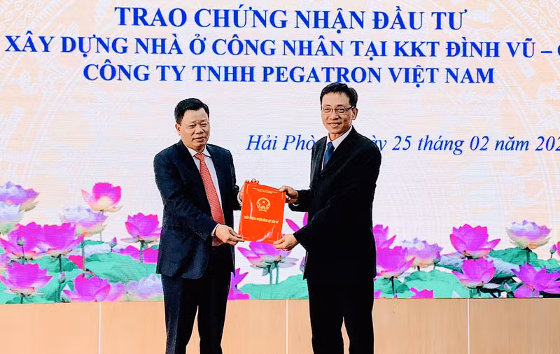 Trưởng ban Quản lý Khu kinh tế Hải Phòng trao Giấy chứng nhận đầu tư dự án nhà ở công nhân cho Tổng Giám đốc Công ty trách nhiệm hữu hạn Pegatron Việt Nam.