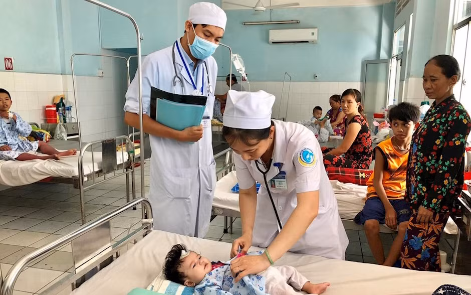 Bệnh nhi nhập viện điều trị bệnh sốt xuất huyết tại Bệnh viện Sản Nhi tỉnh An Giang. (Ảnh: TTXVN)