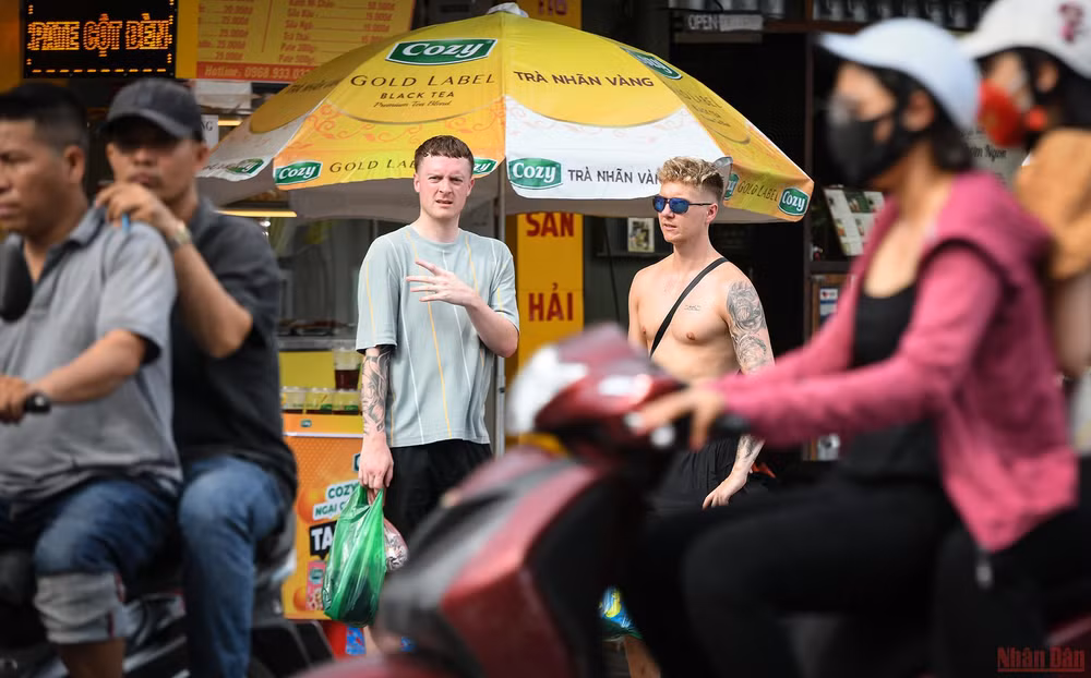 Người dân Hà Nội chống chọi với nắng nóng gay gắt -0