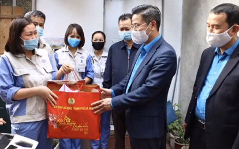 Lãnh đạo Liên đoàn Lao động thành phố Hà Nội tặng quà Tết cho công nhân không về quê, ở lại nhà trọ trong dịp Tết Tân Sửu 2021.