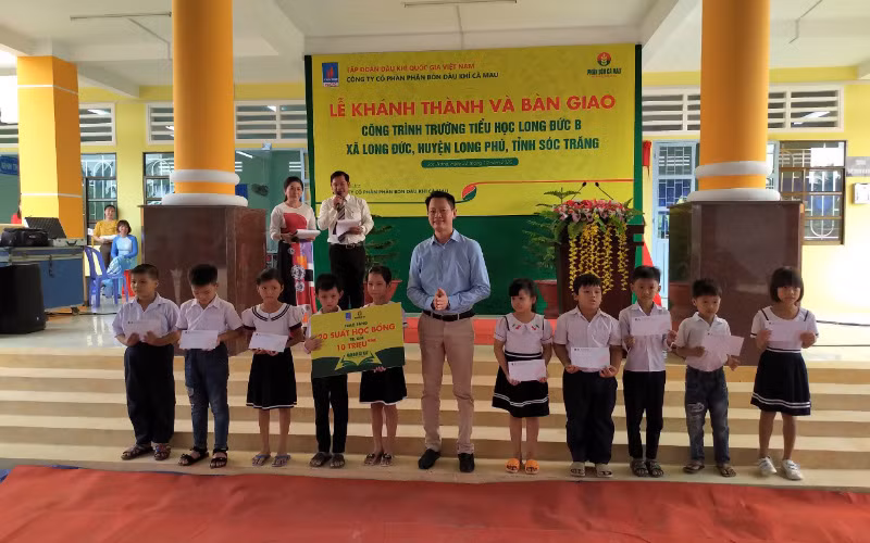 Nhân dịp này, Đạm Cà Mau đã dành tặng 20 suất học bổng, trị giá 500.000 đồng/suất đến các em học sinh vượt khó học giỏi