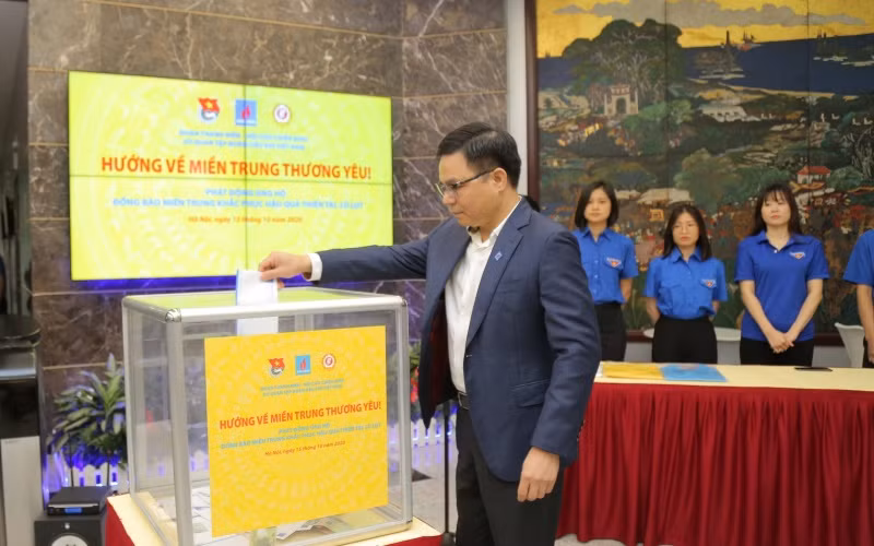 Tổng Giám đốc PVN Lê Mạnh Hùng tham gia quyên góp ủng hộ đồng bào miền trung.