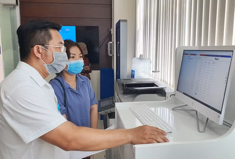 Cán bộ Công ty Điện lực Thủ Đức hướng dẫn khách hàng thực hiện các giao dịch trực tuyến.