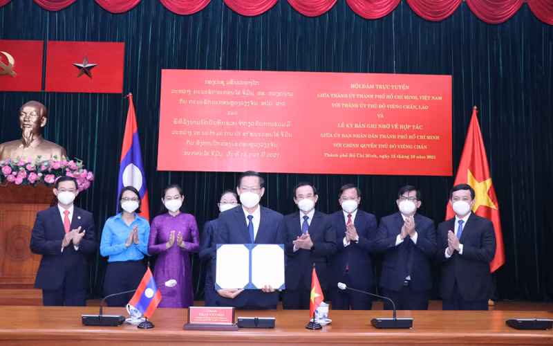 Ký kết Bản ghi nhớ về hợp tác giữa UBND TP Hồ Chí Minh và Chính quyền Thủ đô Viêng Chăn (Lào). 