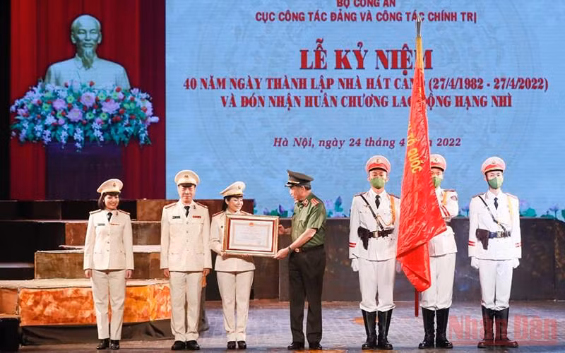 Thừa ủy quyền của Chủ tịch nước, Đại tướng Tô Lâm đã trao Huân chương Lao động hạng Nhì cho Nhà hát Công an Nhân dân. (Ảnh: QUANG VINH)