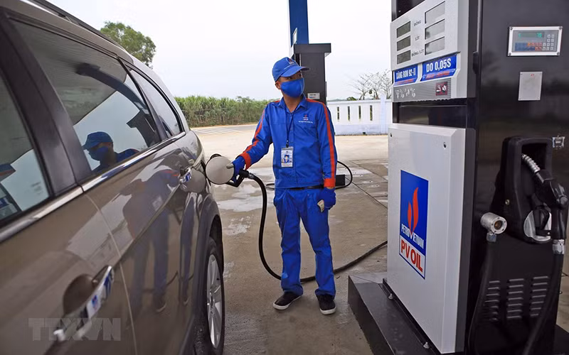 Mua bán xăng dầu tại một điểm kinh doanh xăng dầu ở Hà Nội. (Ảnh: TTXVN)