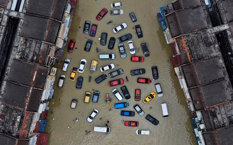 Nhiều phương tiện và tòa nhà tại bang Selangor ngập trong nước, ngày 21/12. (Ảnh: Reuters)