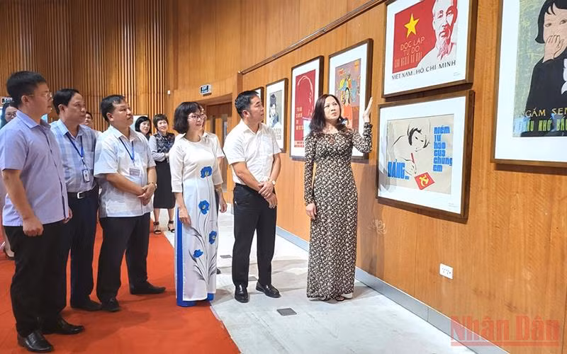 Triển lãm thu hút sự quan tâm của mọi người đến xem.