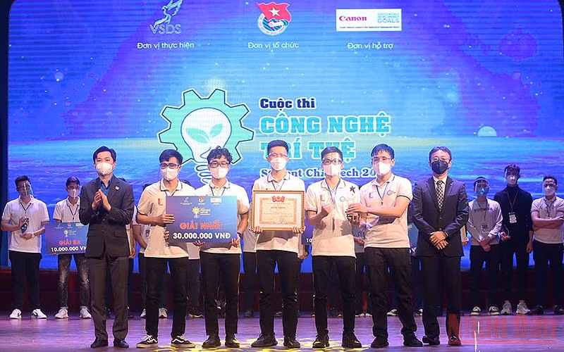 Đại diện Ban Tổ chức trao giải nhất cuộc thi “Công nghệ trí tuệ Student Chie-Tech” năm 2021 tặng đội The Cim Light (Trường Đại học Bách khoa Hà Nội).