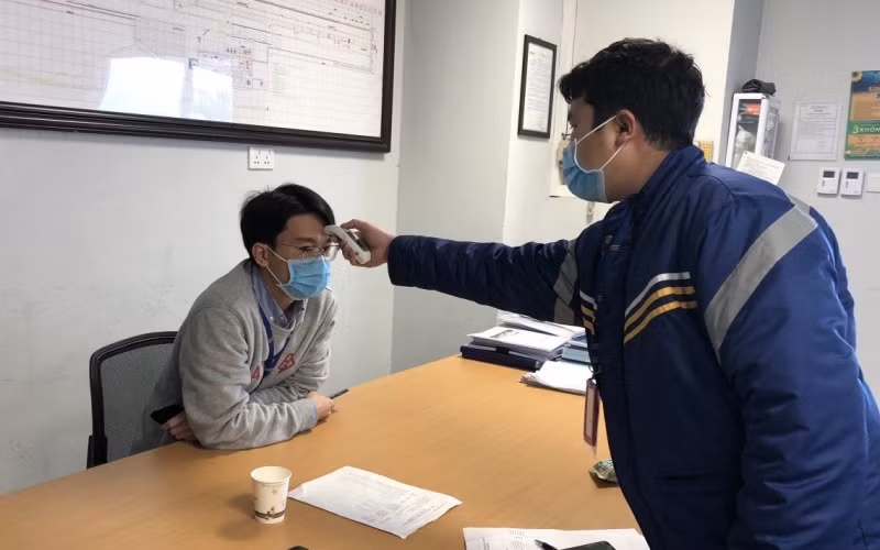 CBNV được kiểm tra thân nhiệt thường xuyên.