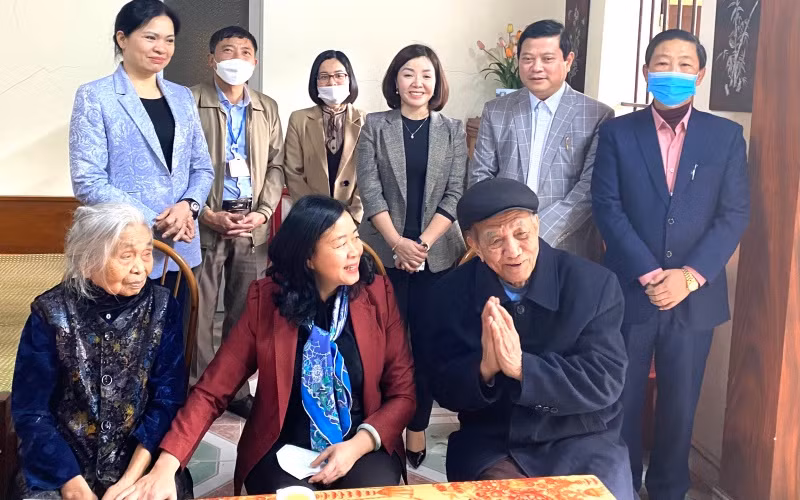 Đồng chí Bùi Thị Minh Hoài, Bí thư Trung ương Đảng, Trưởng Ban Dân vận Trung ương thăm, tặng quà Mẹ Việt Nam Anh hùng Bùi Thị Mính.