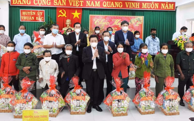 Đồng chí Nguyễn Xuân Thắng chúc Tết, tặng quà các hộ đồng bào dân tộc thiểu số Raglai tiêu biểu huyện Thuận Bắc, tỉnh Ninh Thuận.
