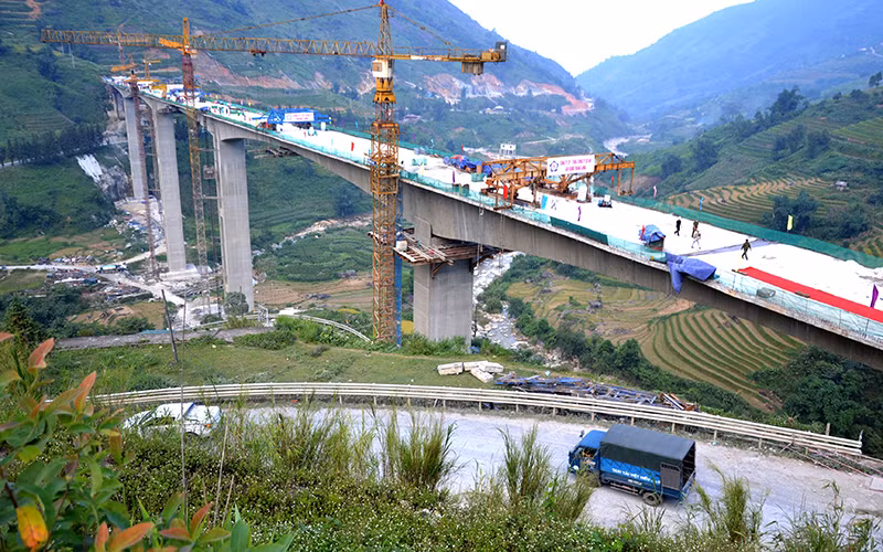 Thi công hoàn thiện cầu Móng Sến trên tuyến cao tốc Nội Bài - Lào Cai - Sa Pa. Ảnh: QUỐC HỒNG