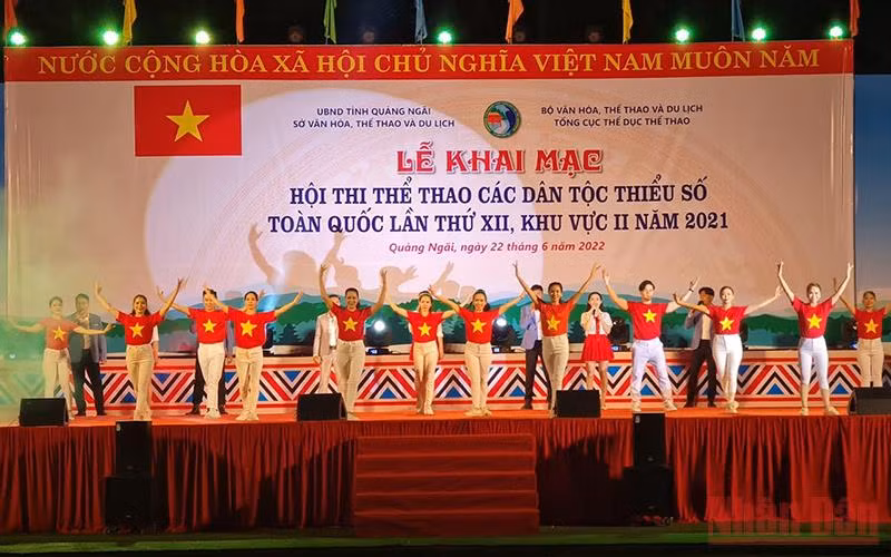 Biểu diễn nghệ thuật chào mừng tại lễ khai mạc hội thi.