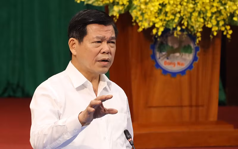 Bí thư Tỉnh ủy Đồng Nai Nguyễn Hồng Lĩnh trả lời các câu hỏi của người lao động tại buổi đối thoại.