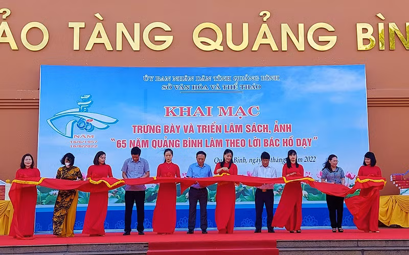 Các đại biểu cắt băng khai mạc trưng bày và triển lãm sách, ảnh “65 năm Quảng Bình làm theo lời Bác Hồ dạy”.