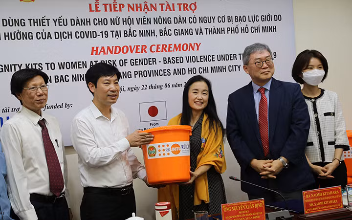 Trao các bộ đồ dùng thiết yếu cho phụ nữ/trẻ em gái ở ba địa phương bị dịch Covid-19 ảnh hưởng nặng nề (Ảnh: UNFPA).