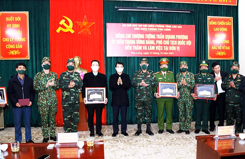 Phó Chủ tịch Quốc hội Trần Quang Phương thăm, tặng quà Đồn Biên phòng Pha Long -0